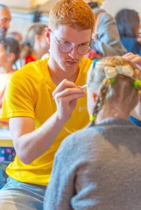 Activités pour les enfants 4 animateur qui maquille